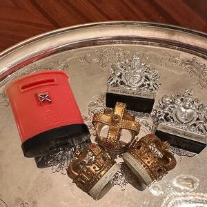 E II R 1977 Silver Jubilee Souvenirs